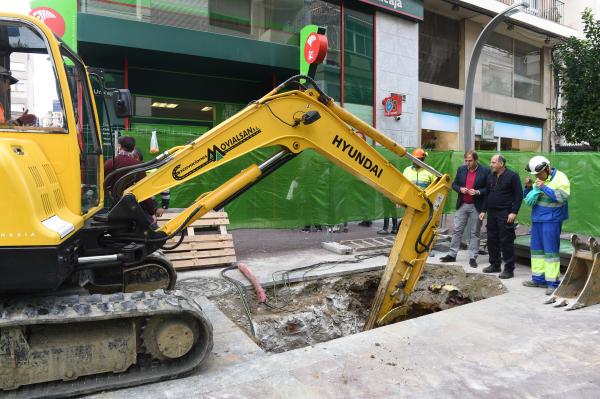 El edil con los operarios en la obra